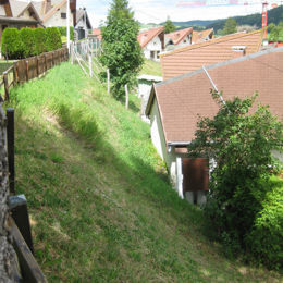<p>Les Pagotins, village "Gais loisirs" (1964, 2e tranche vers 1980), arri&egrave;re d'un b&acirc;timent, rapport &agrave; la pente (09 2019 caue25)</p> - METABIEF (25370)