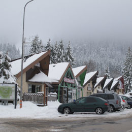 <p>Les Pagotins, village "Gais loisirs" (1964, 2e tranche vers 1980), rang&eacute;e des boutiques, un toit transform&eacute; non align&eacute; (12 2017 caue25)</p> - METABIEF (25370)