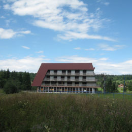 <p>Centre de vacances AROEVEN (1973), vue g&eacute;n&eacute;rale Fa&ccedil;ade S (09 2019 caue25)</p> - ROCHEJEAN (25370)