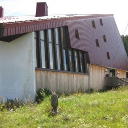 <p>Centre de vacances AROEVEN (1973), grande baie et entr&eacute;e Fa&ccedil;ade O (09 2019 caue25)</p> - ROCHEJEAN (25370)