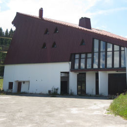 <p>Centre de vacances AROEVEN (1973), acc&egrave;s technique &agrave; l'&eacute;tage inf&eacute;rieur Fa&ccedil;ade E (09 2019 caue25)</p> - ROCHEJEAN (25370)