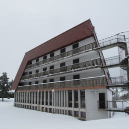 <p>Centre de vacances AROEVEN (1973), Fa&ccedil;ade S, au RDC salles d'activit&eacute;s (12 2017 caue25)</p> - ROCHEJEAN (25370)