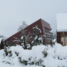 <p>Centre de vacances AROEVEN (1973), vue entre les deux b&acirc;timents voisins (12 2017 caue25)</p> - ROCHEJEAN (25370)