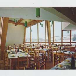 <p>Centre de vacances AROEVEN (1973), salle de repas Carte postale Delcampe date inconnue (09 2019 caue25)</p> - ROCHEJEAN (25370)