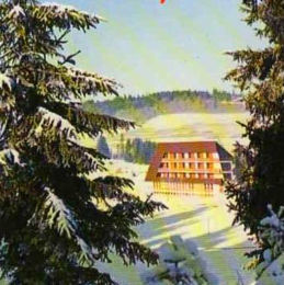 <p>Centre de vacances AROEVEN (1973), illustration Carte postale Delcampe date inconnue (09 2019 caue25)</p> - ROCHEJEAN (25370)