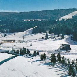 <p>Centre de vacances AROEVEN (1973), le b&acirc;timent dans son site, vue a&eacute;rienne Carte postale Delcampe date inconnue (09 2019 caue25)</p> - ROCHEJEAN (25370)