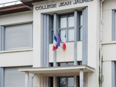 Collège Jean-Jaurès, Cité des Carrières, 1932 archi. Henri Vidal - Source juin 2017 caue39 : Vue extérieure rapprochée façade principale - DAMPARIS (39500)