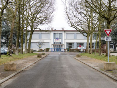 Collège Jean-Jaurès,  Cité des Carrières, 1932 archi. Henri Vidal - Source juin 2017 caue39 : Vue extérieure façade principale - DAMPARIS (39500)