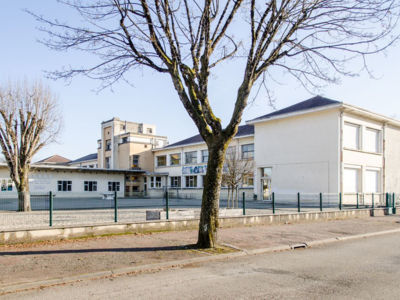 Ecole Cité ouvrière Solvay, 1935 archi. Henri Vidal - Source juin 2017 caue39 : Vue extérieure - TAVAUX (39500)