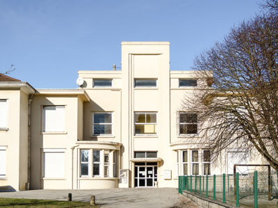 Ecole Cité ouvrière Solvay, 1935 archi. Henri Vidal - Source juin 2017 caue39 : Vue extérieure détail façade entrée - TAVAUX (39500)