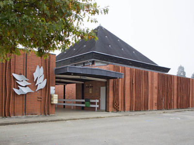 LEGTA Edgar-Faure, BACH Claude architecte -1969  © Région Bourgogne-Franche-Comté, Inventaire du patrimoine - 2012 - DOURLOT Sonia photographie : entrée principale avec sculpture mur rideau Gautret Henri 1969 - MONTMOROT (39570)