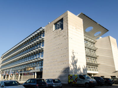 Hôtel du Département, siège du Conseil départemental du Jura
1994 Architectes : Archi-Tecture (Munteanu et Perianu) / Grenard - Photo 2024 caue39
 - LONS-LE-SAUNIER (39000)