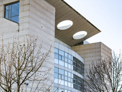 Hôtel du Département, siège du Conseil départemental du Jura
1994 Architectes : Archi-Tecture (Munteanu et Perianu) / Grenard - Photo 2024 caue39
 - LONS-LE-SAUNIER (39000)