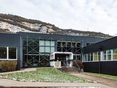 Caisses Allocation familiales, vue générale entrée, photo caue39 2016 12 - SAINT-CLAUDE (39200)