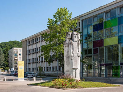 Lycée Jean-Michel, sculpture cour entrée, photo Beuret-Ratel 2012 - LONS-LE-SAUNIER (39000)