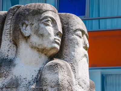 Lycée Jean-Michel, détail sculpture cour entrée, photo Beuret-Ratel 2012 - LONS-LE-SAUNIER (39000)
