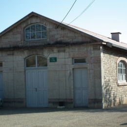Thervay, F. Leng photo 2017 / CAUE39 : Bâtiment qui abritait un lavoir avant de devenir salle des fêtes - THERVAY (39290)