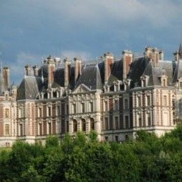Château des Grammont : construction de style néo-Louis XIII : la dissymétrie des ailes est et ouest dissimule l'ancienneté du château et marque la différence de fonction de chaque partie. 
Edifié entre 1882 et 1887 par l'architecte Eugène Danjoy, le château est le dernier grand édifice de ce type construit en Franche-Comté. Il remplace l'ancienne demeure incendiée durant la guerre de 1870 – 1871. De l’ancien château, il ne reste qu’une tour féodale.
 - VILLERSEXEL (70110)